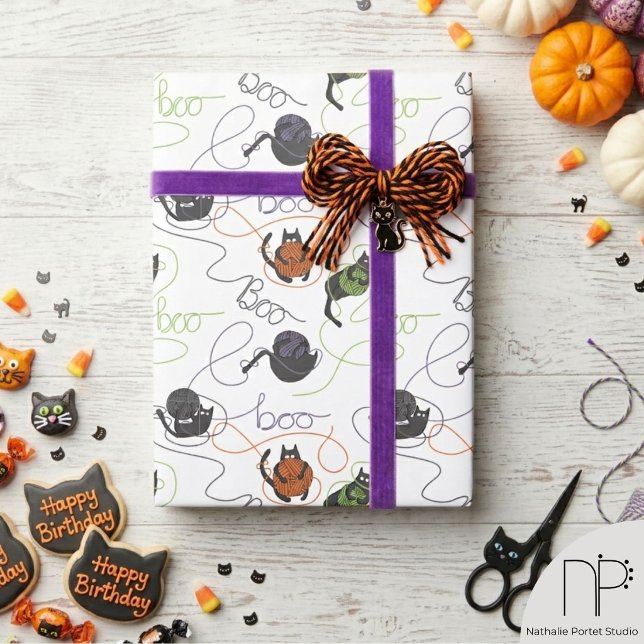 Papel De Presente Emaranhados Boo-tifulmente Gatos Pretos e Fios de  (Cat and yarn Halloween seamless pattern, hand-drawn ink art, whimsical black cat design for gift wra)