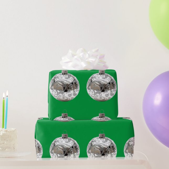 Papel De Presente Enfeites prateados em papel de enrolamento verde (Presentes para festas)