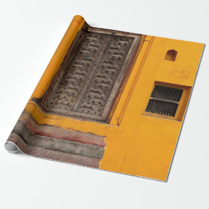 PAPEL DE PRESENTE ESCADA À FRENTE DA PORTA DE MADEIRA