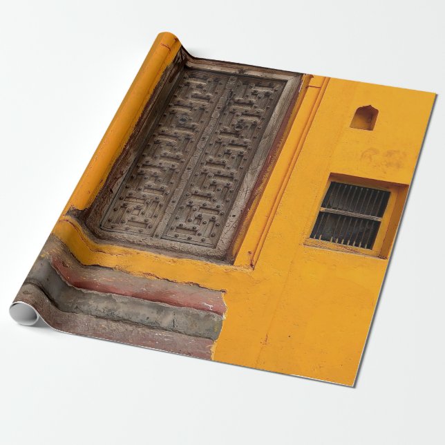 PAPEL DE PRESENTE ESCADA À FRENTE DA PORTA DE MADEIRA (Desenrolado)