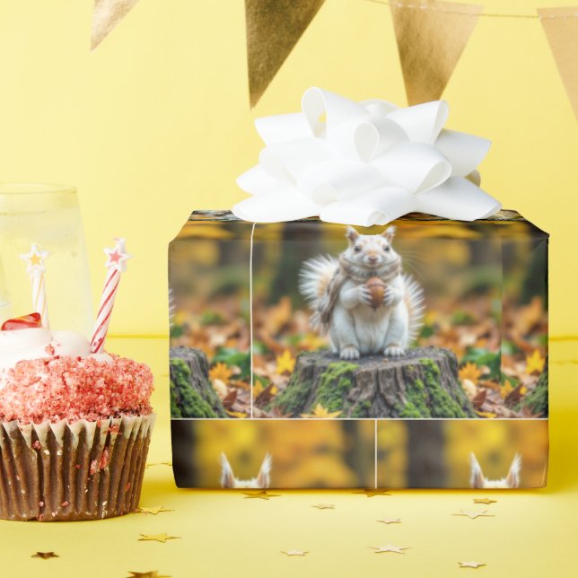 Papel De Presente Esquilo Branco de Outono em um Toco de Árvore (Festa de aniversário)