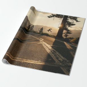 Papel De Presente estrada de asfalto de cinza perto da montanha pela