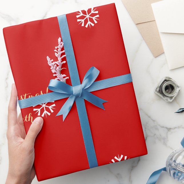 Papel De Presente Faux Dourado de script personalizado Flocos de nev (Custom Faux Gold Script Christmas Red Snowflakes Wrapping Paper)