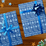 Papel De Presente Feliz Azul, Interfé Childres Nome Chrismukkah<br><div class="desc">Personalize este tipo de papel de embrulho Chrismukkah, adicionando o nome do seu filho à árvore azul-clara de Natal e ao padrão Chrismukkah Menorah, e crie algo muito especial para debaixo da árvore. Projetado para famílias inter-religiosas que celebram feriados cristãos e judeus, este papel de embrulho bonito com texto azul...</div>