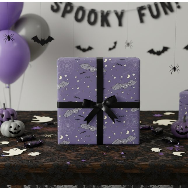 Papel De Presente Feliz Dia das Bruxas de Gato Roxo (Purple Spooky Cute Bats Pattern for Kids Halloween Party Wrapping Paper. Cute Stars, Moon & Webs)