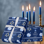 Papel De Presente Feliz Hanukkah Linda Família Judaica Azul Personal<br><div class="desc">Este belo e moderno papel de embrulho Feliz Hanukkah apresenta um layout clássico de símbolos judeus em um fundo branco com bonito tipografia azul. Este belo presente de Chanukah apresenta uma menorah,  um sonho,  e uma estrela de David em volta da sua mensagem e nome da família.</div>