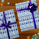Papel De Presente Feliz Marinho Interreligioso Nome Chrismukkah<br><div class="desc">Personalize este tipo de papel de embrulho Chrismukkah adicionando o nome do seu filho à árvore de Natal azul marinho e ao padrão de Chrismukkah Menorah e crie algo muito especial para debaixo da árvore. Concebido para famílias inter-religiosas que celebram feriados cristãos e judeus, este papel de embrulho bonito com...</div>
