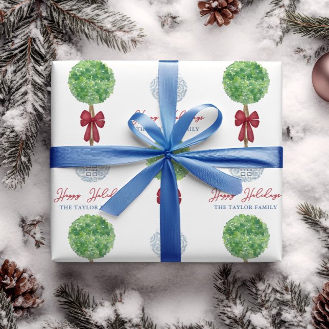 Papel De Presente Feliz Natal Boxwood Tópico Arco Vermelho (Topiary with red bow in chinoiserie planter Christmas wrapping paper with personalized text)
