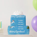 Papel De Presente Feliz Papai noel de Natal Sleigh Unicorn Personali<br><div class="desc">Um presente de Natal moderno com as palavras "Feliz Natal" na tipografia da na moda, uma dedicação personalizada que agora lê "A Amber / com amor / de Papais noeis", flocos de neve, uma ilustração de um unicórnio (com um homem e uma cauda com brilho vermelho e ouro) puxando Papais...</div>