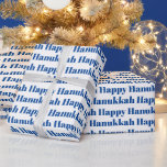 Papel De Presente Feliz presente de tipografia moderna azul-branca H<br><div class="desc">Feliz papel de enfeite de presente azul e branco do Hanukkah moderno padrão tipográfico minimalista. Padrão de texto azul sobre fundo branco.</div>