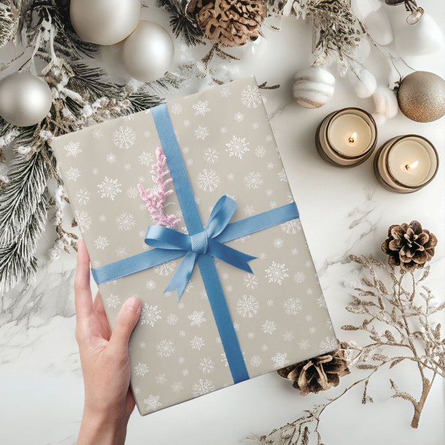 Papel De Presente Feriado de Natal em Floco de Neve Branco em Beige (Snowflake pattern beige Christmas Holiday wrapping paper)