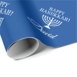 Papel De Presente Feriado Judeu Azul de Hanukkah Feliz e Personaliza<br><div class="desc">Papel de embrulho de Feriado Judeu e Azul Hanukkah Feliz e Branco. Rolos de plástico personalizados com nome e suporte de vela menorah. Adicione seu próprio nome personalizado,  saudações de Natal ou letras de monograma. design de Feriado Elegante com padrão decorativo de símbolo religioso. Matte ou acabamento brilhante.</div>