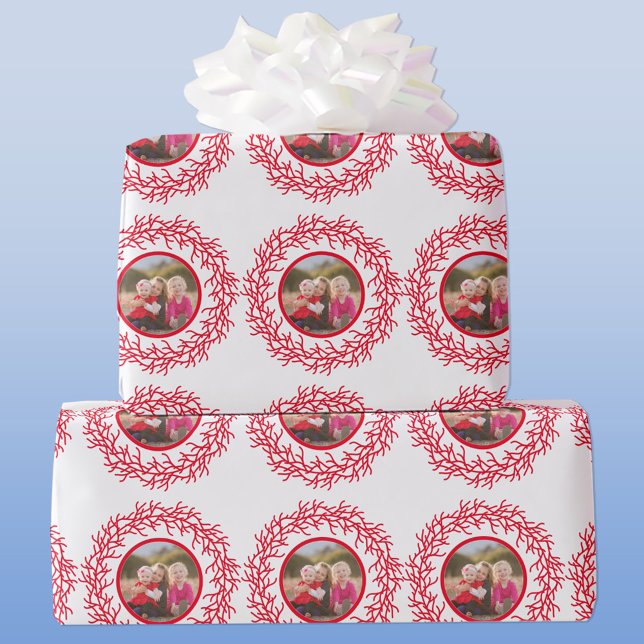 Papel De Presente Feriado Vermelho e Branco da Terra Escandinava (Scandinavian wreath personalized photo red and white Christmas or Holiday gift wrapping paper roll)