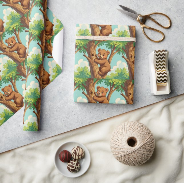 Papel De Presente Filhote de urso fofo subindo em uma árvore (Artesanato)