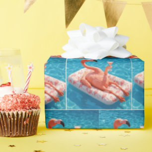 Papel De Presente Flamingo Com um Coquetel em uma Piscina