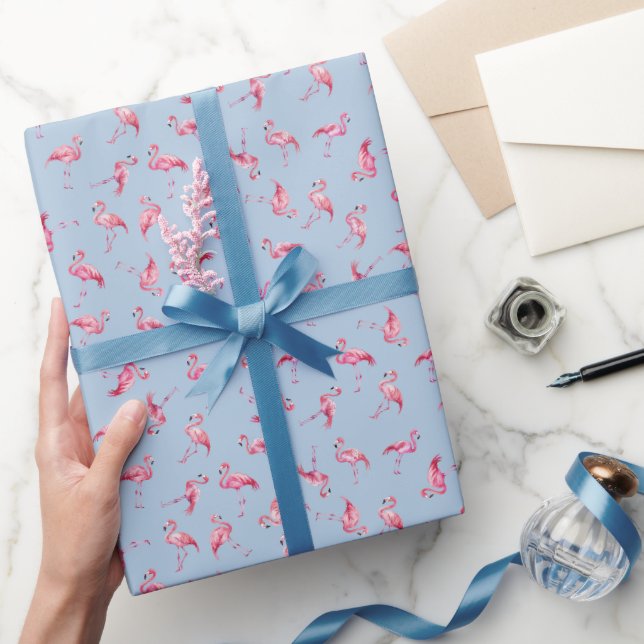 Papel De Presente Flamingos de Aquarela Espalhados em Azul Claro (Presentear)