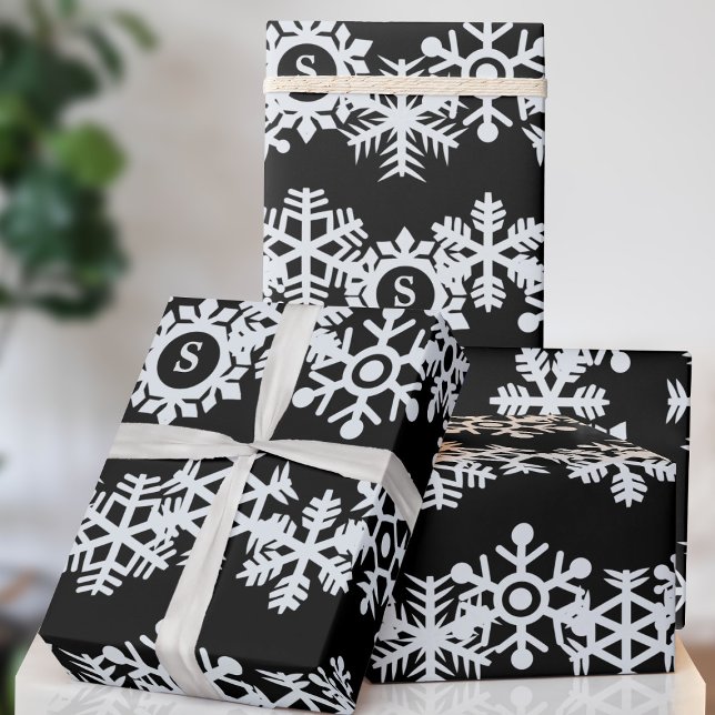 Papel De Presente Floco de neve Monograma Papel de enrolamento de Na (A classic black and white snowflake pattern with space for your initial. Happy Holidays!)