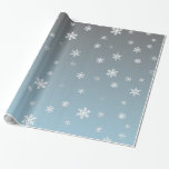 Papel De Presente Flocos de neve brancos no azul de prata<br><div class="desc">Flocos de neve brancos do divertimento e das características festivas do papel de envolvimento em um fundo azul prateado do inclinação.</div>