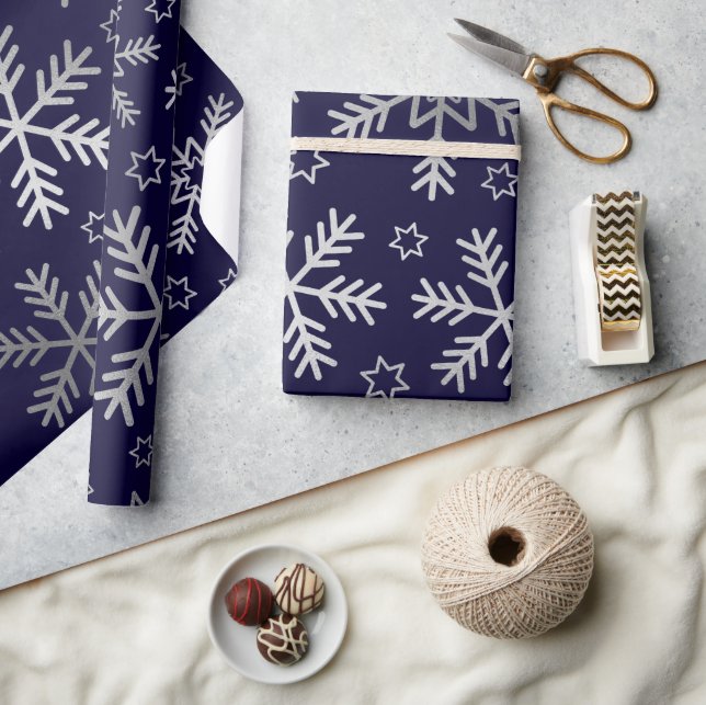 Papel De Presente Flocos de Neve e Estrelas Prateadas em Azul Naval  (Artesanato)