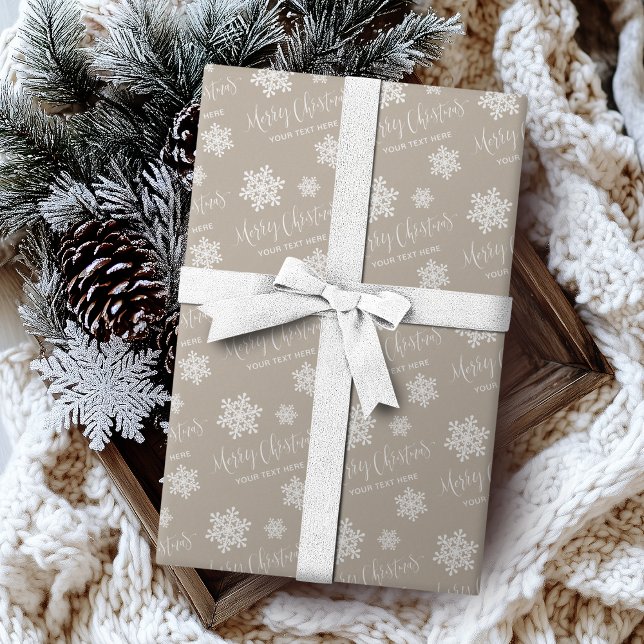 Papel De Presente Flocos de Neve Kraft Merry Christmas Script Person (Kraft Snowflakes Merry Christmas Script Custom Wrapping Paper)