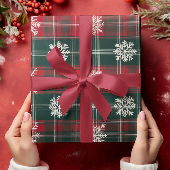 Papel De Presente Flocos de neve verdes e vermelhos elegantes (Elegant Vintage Red and Green Snowflakes Wrapping Paper)