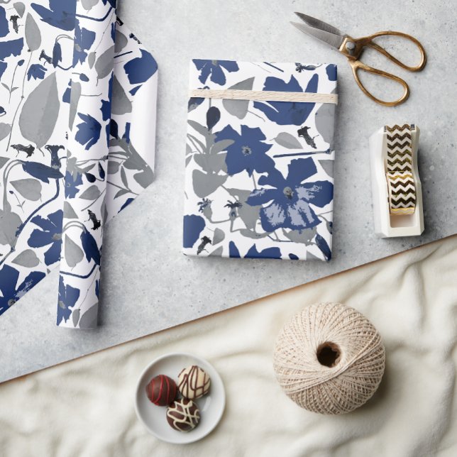 Papel De Presente Flor Cinza Azul Clematis Vine Floral (Clematis Vine Elegant Blue Gray Flowers gift wrap from Studio Posies. )