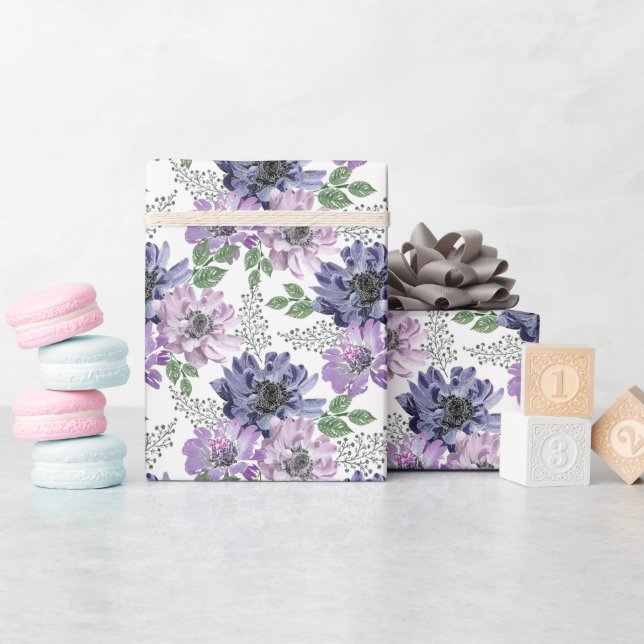 Papel De Presente Flores azuis e lilás em um fundo branco. (Chá de bebê)