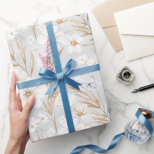 Papel De Presente Flores Brancas Creme Borboletas Azuis Chá de Noiva (Presentear)