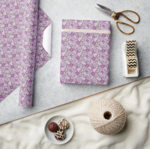 Papel De Presente Flores brancas e roxas em um fundo lilás claro