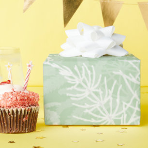 Papel De Presente Flores brancas em verde-claro.