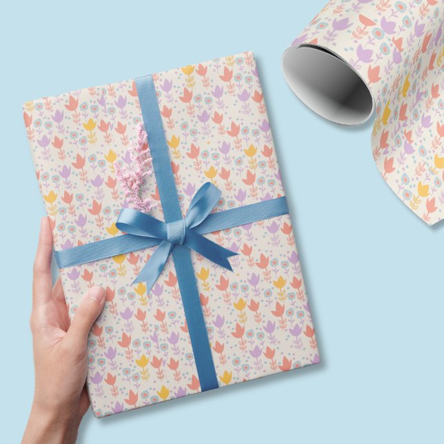 Papel De Presente Flores Pastel de Primavera Rosa Roxo Amarelo Creme (Pastel floral wrapping paper is perfect for spring holidays like Easter and Mother's Day.)