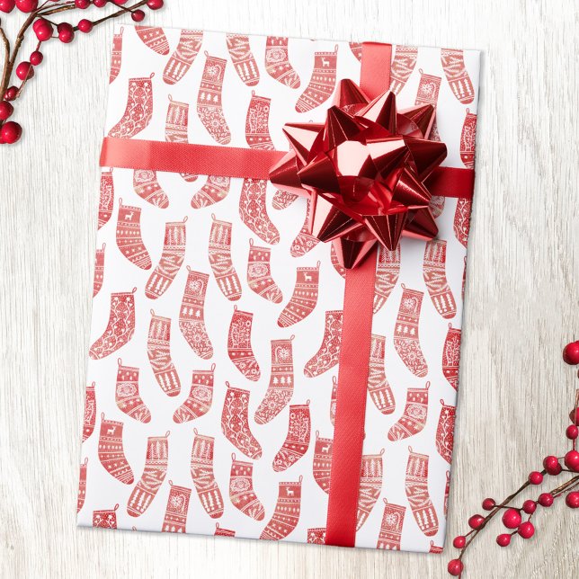Papel De Presente Florestas Nórdicas Natal Escandinavo White (Nordic red and white Christmas Stocking pattern gift wrap)