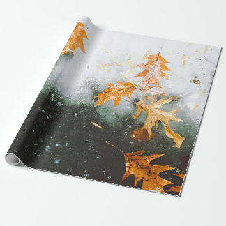 PAPEL DE PRESENTE FOLHAS DE MAPEL MARCADAS NO VIDRO