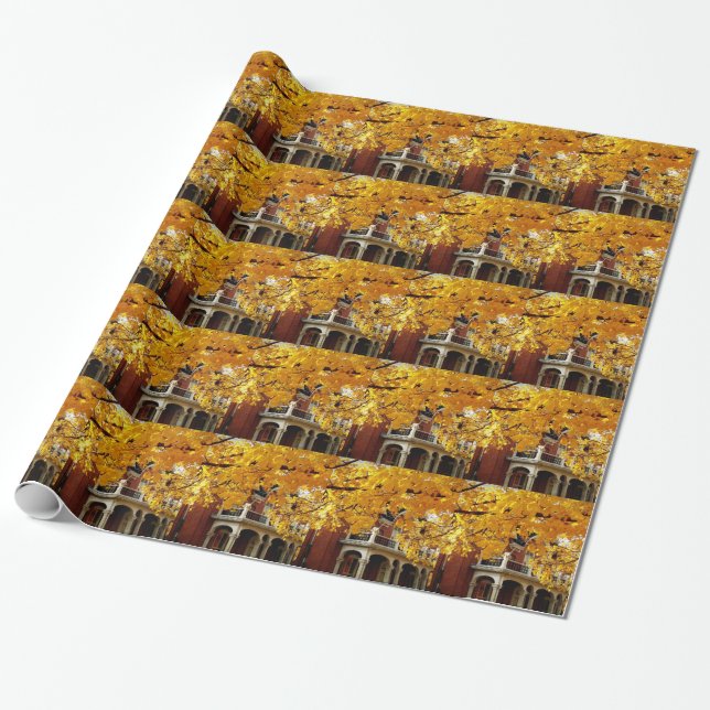 Papel De Presente Folhas de outono Amarelas e Casa Brick Antiga (Desenrolado)