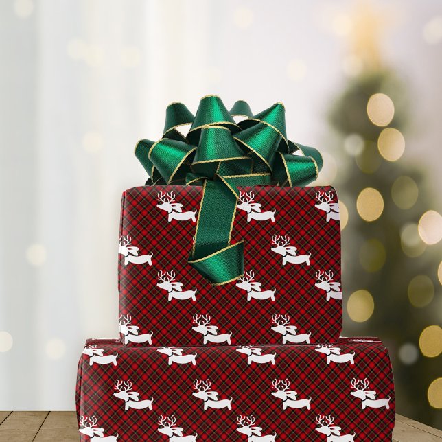 Papel De Presente Folhas de Papel para Moldagem de Natal de Reindeer (Red and green plaid dachshund-themed Christmas wrapping paper.)