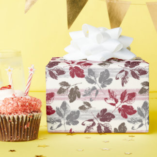 Papel De Presente Folhas multicoloridas em um fundo listrado.