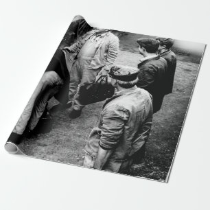 PAPEL DE PRESENTE FOTO EM ESCALA GRAYSCALE DE HOMENS EM PÉ AO LADO
