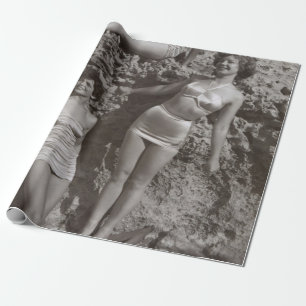 PAPEL DE PRESENTE FOTO GRAYSCALE DE TRÊS MULHERES EM PÉ E SITTIN