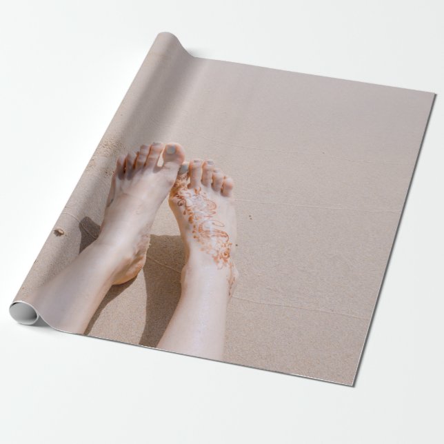 Papel De Presente Fotografia seletiva dos pés com tatuagem em (Desenrolado)