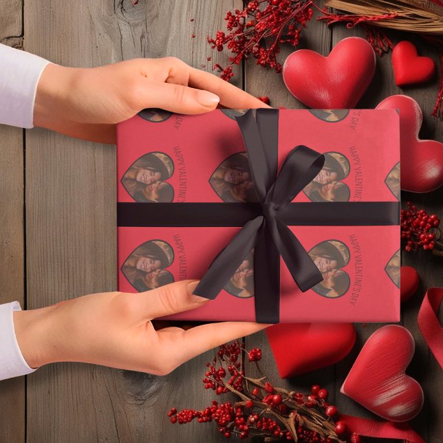 Papel De Presente Fundo Vermelho do Namorados Personalizado com Form (Custom Valentine’s Red Background with Heart-Shape Wrapping Paper)