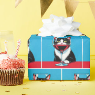 Papel De Presente Gato Tuxedo Olhando Através de um Copo de Vinho