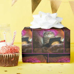 Papel De Presente Gen Z Cat Staring an Electronic Tablet In Bed