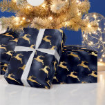 Papel De Presente Glam Christmas Deer Pattern Marinho Blue Gold Foil<br><div class="desc">Este papel chic de embrulho de Natal apresenta um padrão de folha de folhas de alumínio azul dourada saltando sobre um fundo de folha azul marinho.</div>