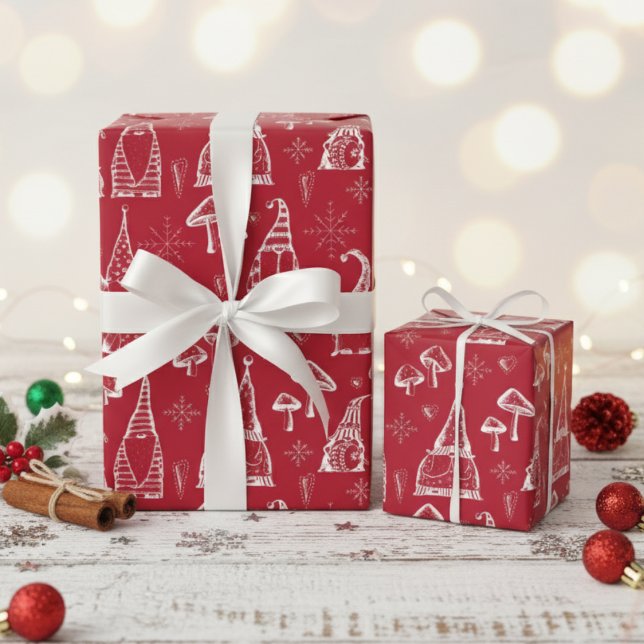 Papel De Presente Gnomos de Natal Vermelho, Cogumelos e Flocos de Ne (Modern Festive Xmas Gnomes Wrapping Paper for Kids. Cute Winter Gnomes Pattern on Red Background.)