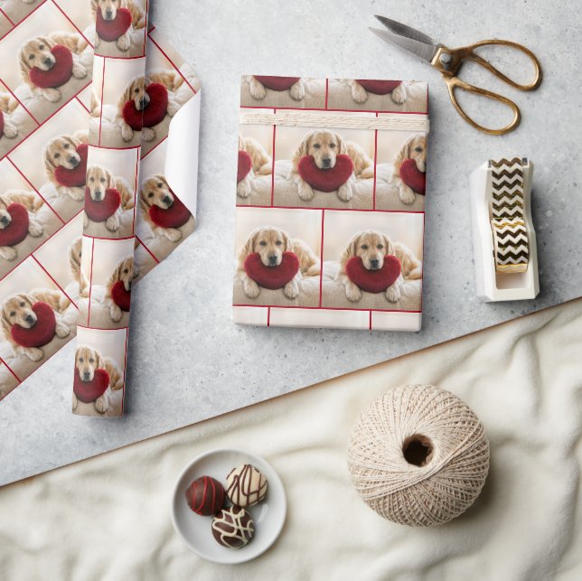 Papel De Presente Golden Retriever With a Red Heart Pillow (Artesanato)