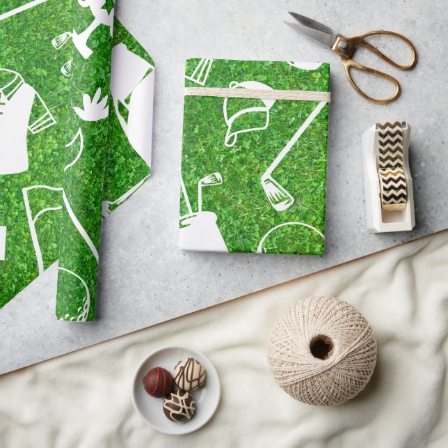 Papel De Presente Golf equipment on green grass background (Artesanato)