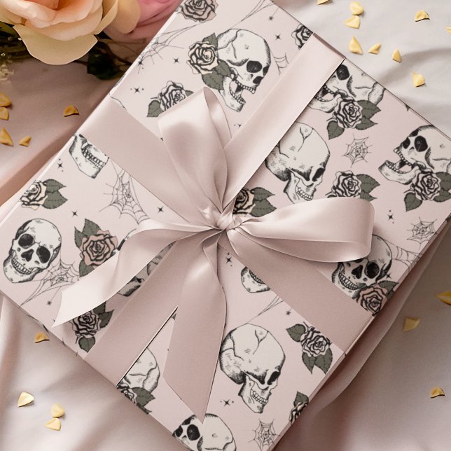 Papel De Presente Gótico Blush Pink Skull e Flores Halloween (Gothic Floral Skulls Pattern Wrapping Paper. Hand-Drawn Skulls, Roses, Webs on Blush Pink Background)