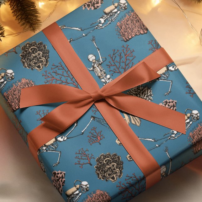 Papel De Presente Gótico Marinho Skeleton Scuba Diver (Hand-Drawn in Black Ink, Skeleton Scuba Divers Swim among Red Corals Against a Dark Blue Background.)