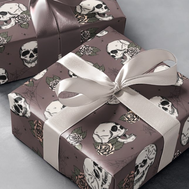 Papel De Presente Gótico Maroon Purple Skull e Flores Halloween (Gothic Floral Skulls Pattern Wrapping Paper. Hand-Drawn Skulls, Roses & Webs on Dark Plum Background)