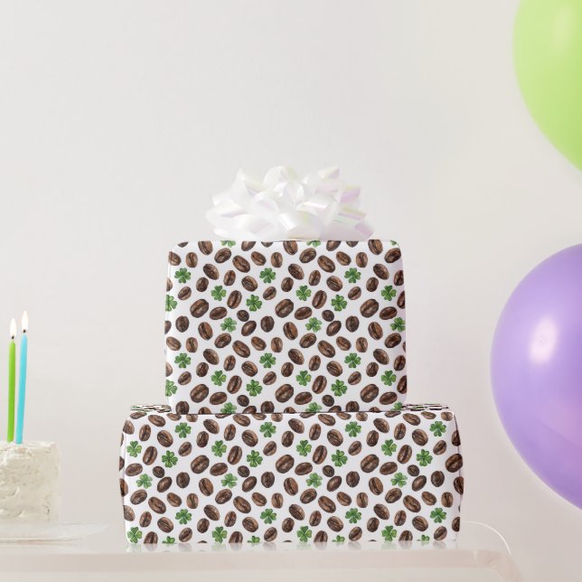 Papel De Presente Grãos de Café Irlandês e Trevos de Design Engraçad (Presentes para festas)